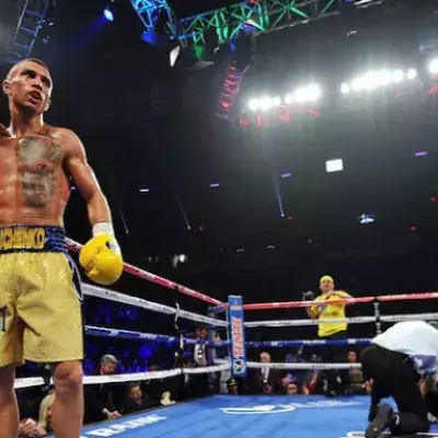 Vasyl Lomachenko zerstört Romulo Koasicha dank seines unglaublichen Positionswechsels