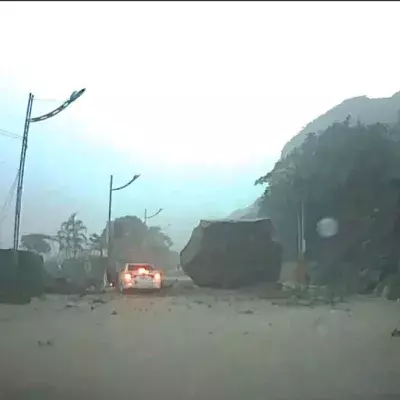 In Taiwan entgeht dieser Autofahrer nur knapp einem schrecklichen Erdrutsch!