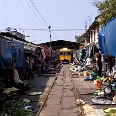 Unglaublich! In wenigen Sekunden verschwindet dieser Markt, um einen Zug durchzulassen!