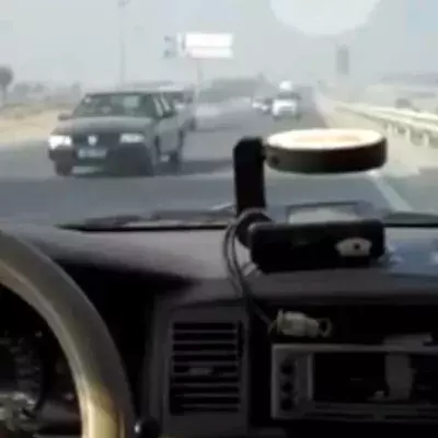 Dieses chinesische Taxi befördert englische Touristen in Gegenrichtung auf der Autobahn