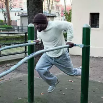 Diese Männer haben die perfekte Technik gefunden, um ohne Trainingsraum zu trainieren