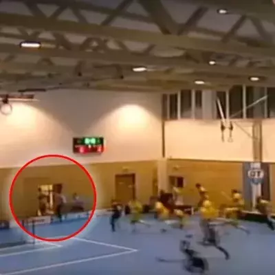 Das Dach einer Sporthalle stürzt unter der Schneelast ein