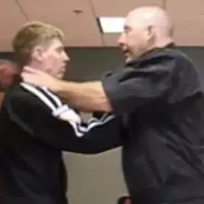 Kyusho-Jitsu: Dieser Trainer schlägt seinen Schüler in nur einer Sekunde K. o.