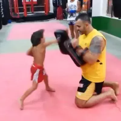Thaiboxen: 5-Jähriger hat eine unglaubliche Schlagkraft