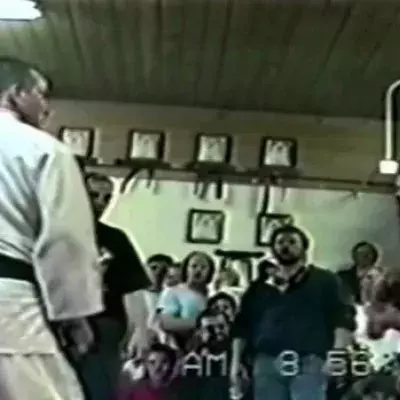 Dieser Jiu-Jitsu-Profi fordert einen Bodybuilder heraus und demütigt ihn