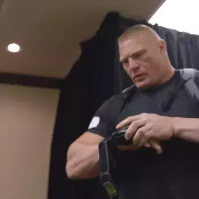 Brock Lesnar's Hände sind zu riesig für die Handschuhe