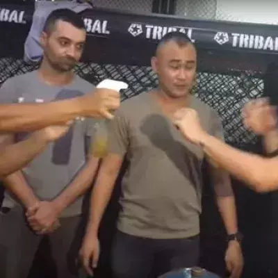 URCC: Kiko Matos bespritzt Baron Geisler beim Wiegen mit seinem Urin
