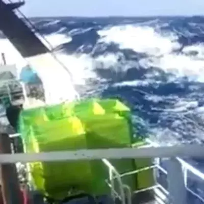 Dieses Schiff ist in ein Unwetter geraten!