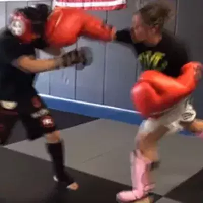 Cris Cyborg nimmt die ungewöhnliche Herausforderung eines Journalisten an