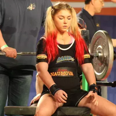 Maryana Naumova: 13-jährige Russin schafft es, 109 Kilo beim Bankdrücken zu heben