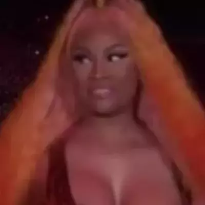 Nicki Minaj: Kleid verrutscht und enthüllt ihre Brust mitten im Konzert