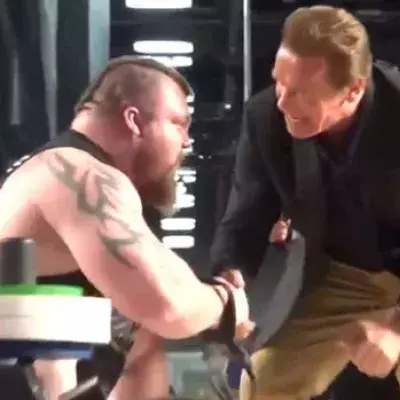 Eddie Hall flasht mit seiner Leistung selbst Schwarzenegger