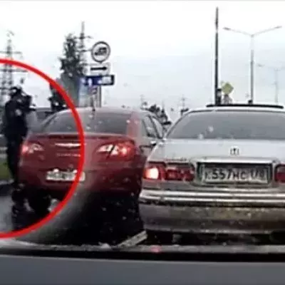 Dieser Road Rager greift die falsche Person an, nämlich einen Kampfsport-Experten…