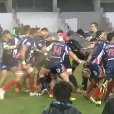 Die Schlägerei bei diesem Rugbyspiel gerät völlig aus dem Ruder...
