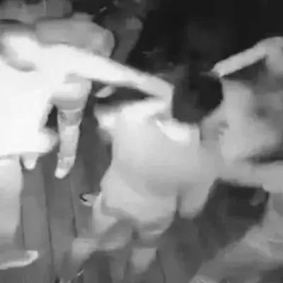Russischer Ex-Polizist schlägt 5 Jugendliche in Disco K. o.