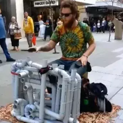 Ein australischer Straßenmusiker gibt ein Wahnsinns-Konzert auf... Röhren