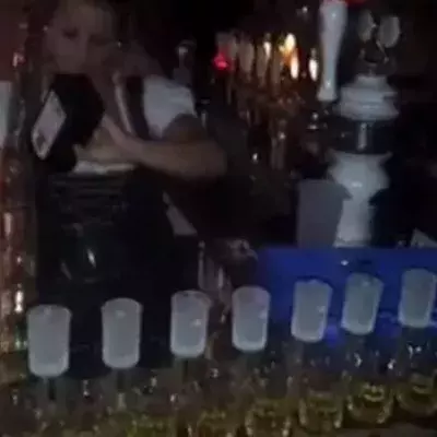 Diese dänische Kellnerin eine Wahnsinns-Technik, um Cocktails zu servieren