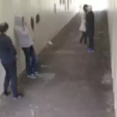 Sie werfen eine Zigarette auf die Frau - doch ihr Freund ist Profiboxer