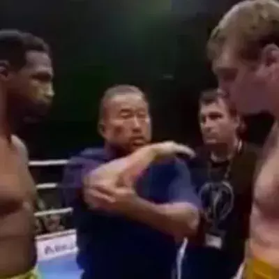 Der Kickboxer Alexey Ignashov misst sich im freien Kampf mit dem Boxer Steve Williams