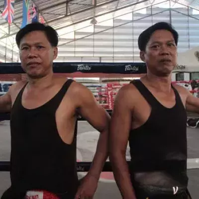 Erfahrt, wie diese Zwillinge aus Thailand alle getäuscht haben