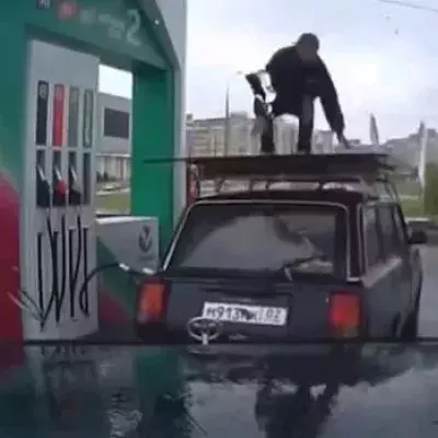 Einen solchen Tankwart habt ihr bestimmt noch nie gesehen!