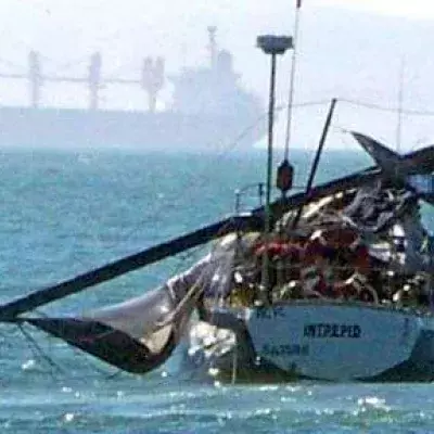 Was hat dieses Segelboot so zugerichtet?