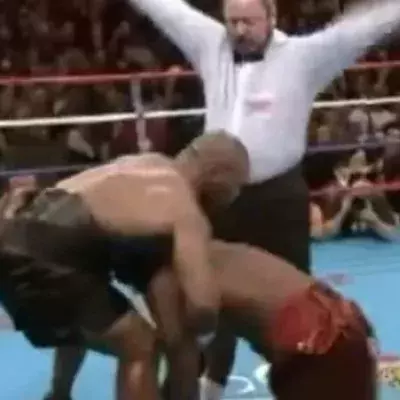 Mike Tyson verletzt Clifford Etienne so stark, dass er ihm beim Aufstehen helfen muss