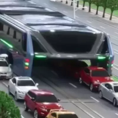 Neues Transportmittel: Dieser Riesenbus rollt über die Straßen Chinas