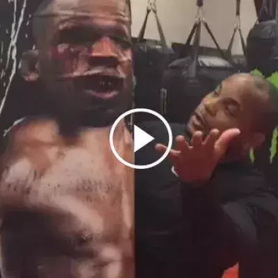 Daniel Cormier schlägt in einen Sandsack mit dem Abbild von Jon Jones