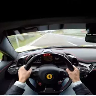 Er filmt seinen Ferrari 458 Italia bei 300 km/h auf der Autobahn