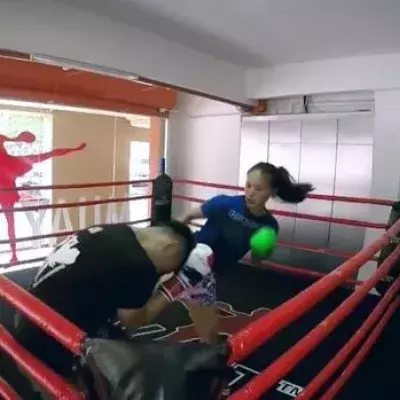 Diese Meisterin im Thaiboxen kämpft zuerst wie eine Anfängerin und ändert plötzlich ihr Verhalten.