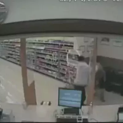 Er will eine Apotheke überfallen..doch er rechnet nicht mit diesem Boxer!
