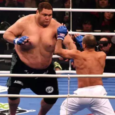 Royce Gracie, der Jiu-Jitsu-Experte, kämpft gegen den Sumo Meister Akebono