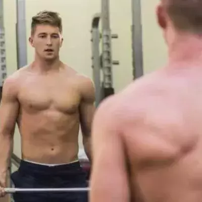 Dieser neuartige Spiegel steigert eure Motivation und die Geschwindigkeit eures Fortschritts!
