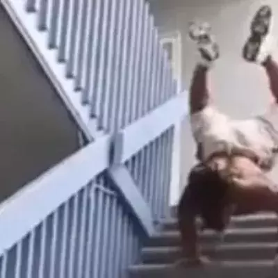 Er versucht Handstand und Liegestütze zu kombinieren, während er die Treppe runterkommt