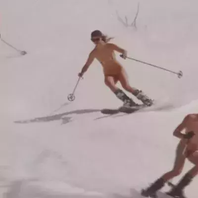 Sie sausen ohne Klamotten die Skipisten hinunter