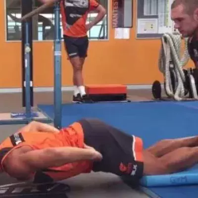 Die schwierigste Plank der Welt: der Razor Curl