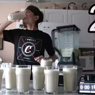 Der Youtube-User Matt Stonie schluckt 2 Kilo Protein-Pulver in 2 Minuten