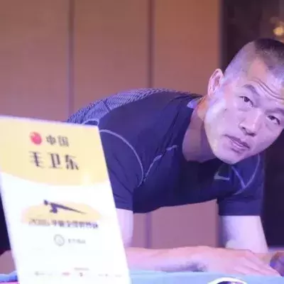 Mao Weidong schlägt den Plank Weltrekord mit einer wahnsinnigen Performance