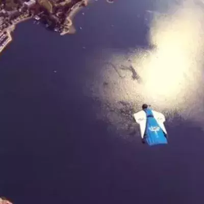 Raphaël Dumont schafft die erste Landung in einem Wingsuit ohne Fallschirm