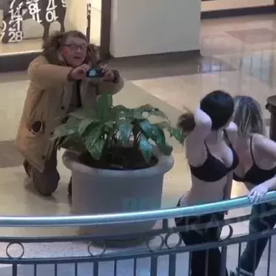Sie bitten Passanten darum, sie nackt zu fotografieren!
