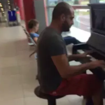 Mitten am Flughafen hat ein Pianist „Für Elise“ von Beethoven neu interpretiert