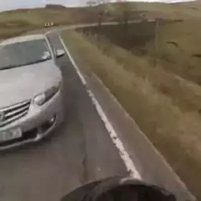Dieser Motorradfahrer überlebt einen Unfall und einen 12 Meter tiefen Sturz wie durch ein Wunder