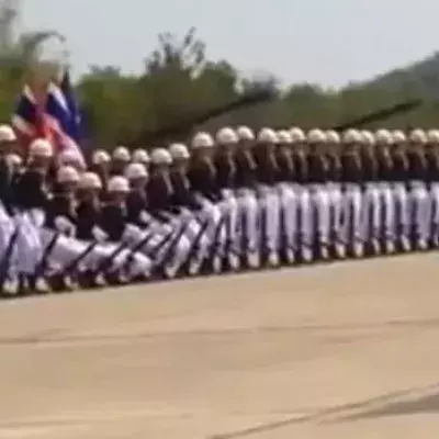 Diese thailändischen Soldaten haben den Dominoeffekt perfektioniert