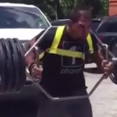 Dieser Mann zieht einen Pick Up, auf dem sich fast 190 Kilo Last befinden