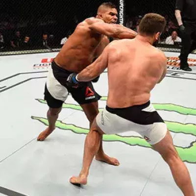 Alistair Overeem schafft sich Andrei Arlovski mit einem KO vom Hals und kommt so dem Titel näher