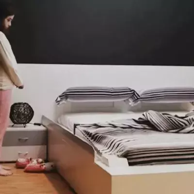 Wie praktisch ist das denn? Dieses Bett macht sich von allein!