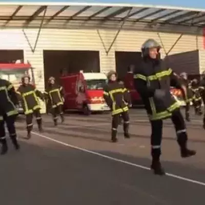 Feuerwehrmänner rocken bei einem Zumba-Flashmob ab