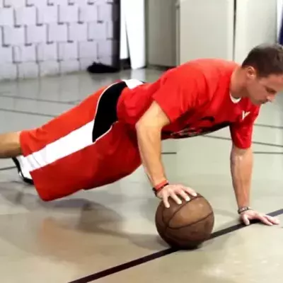 Wie kann man Liegestützen mit einem Ball machen?