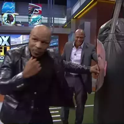 Mike Tyson zeigt der amerikanischen Football-Legende Brian Urlacher, wie ein K.O. geht
